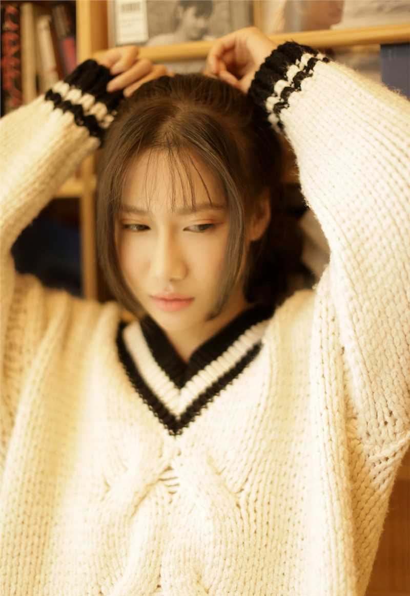 精选嘟嘟唇美女深V针织毛衣性感图册