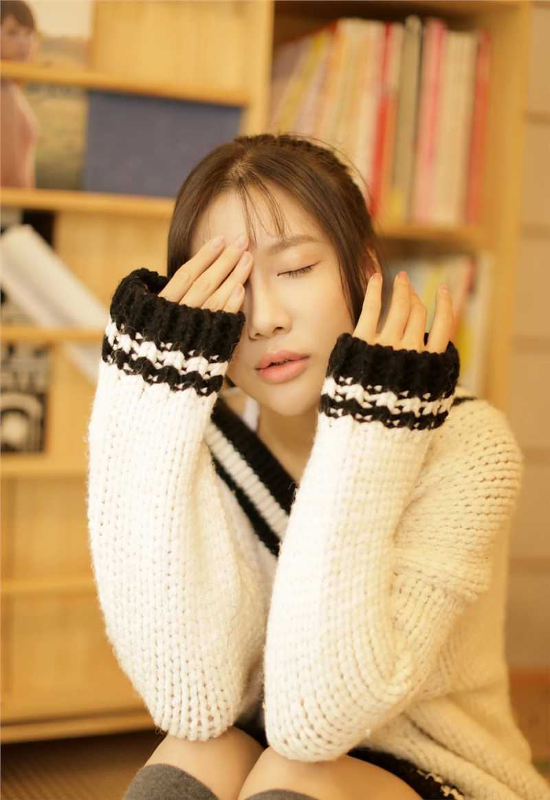 精选嘟嘟唇美女深V针织毛衣性感图册