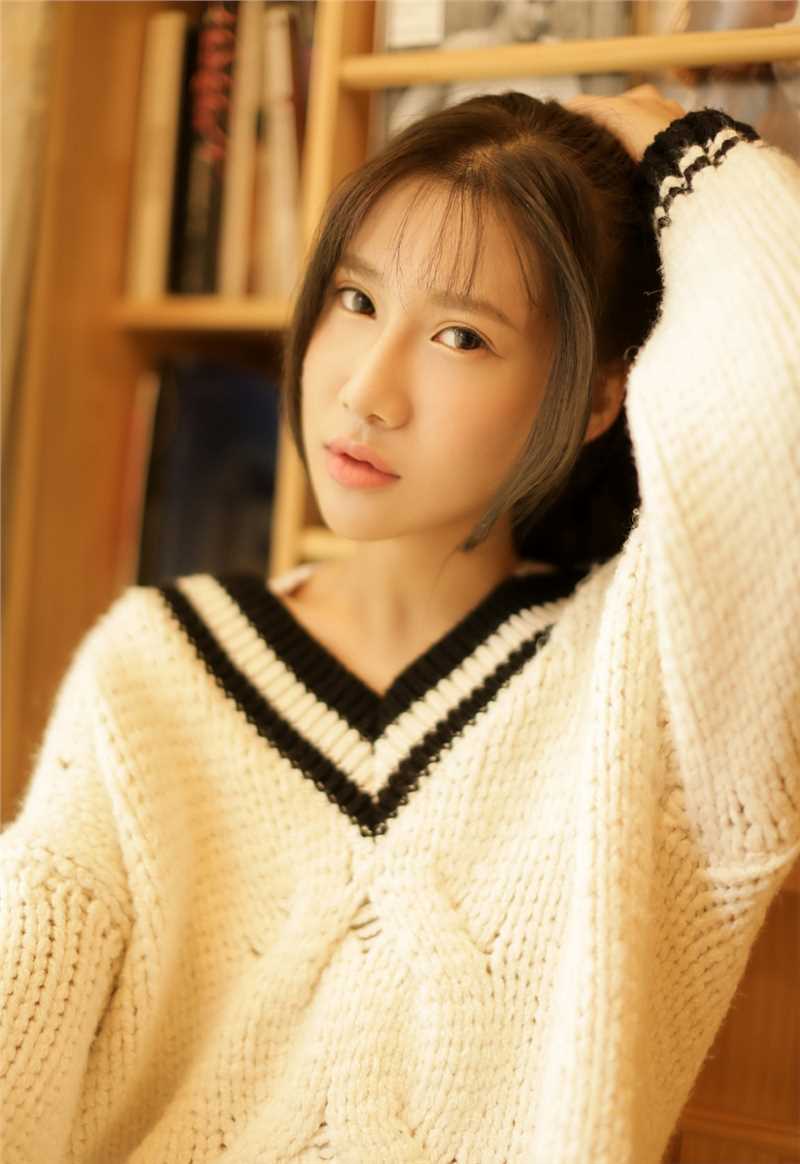 精选嘟嘟唇美女深V针织毛衣性感图册