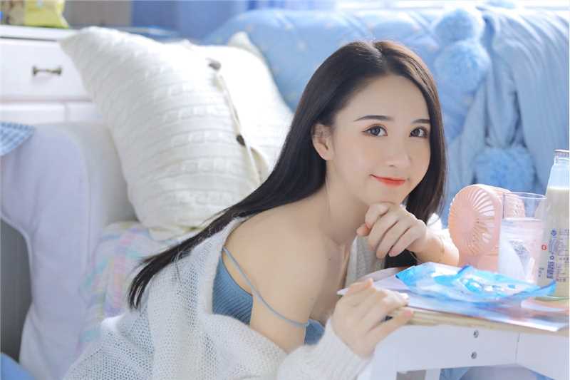 最全美女模特白色开衫性感相册