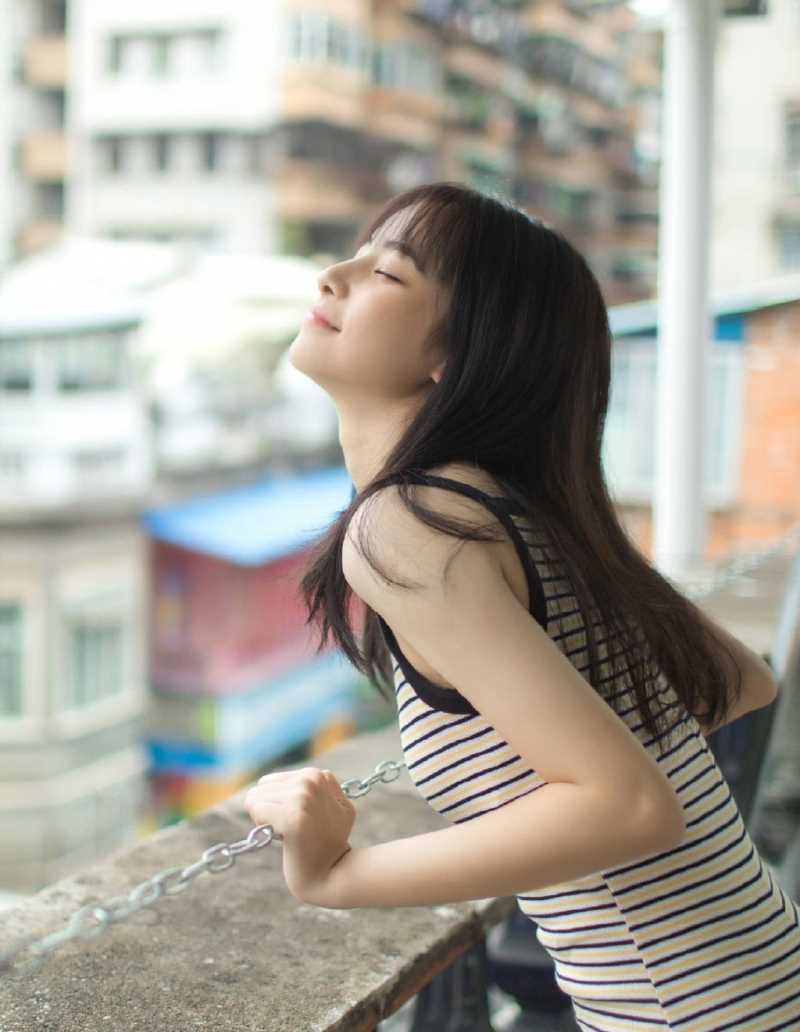 微笑女孩吊带长裙户外清新壁纸