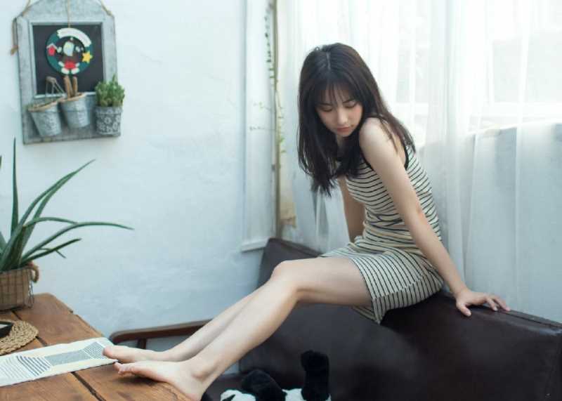 微笑女孩吊带长裙户外清新壁纸