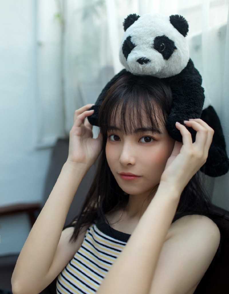 微笑女孩吊带长裙户外清新壁纸