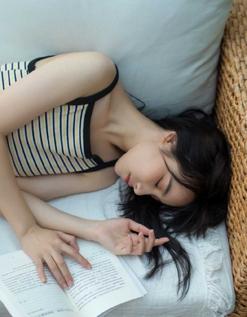 微笑女孩吊带长裙户外清新壁纸