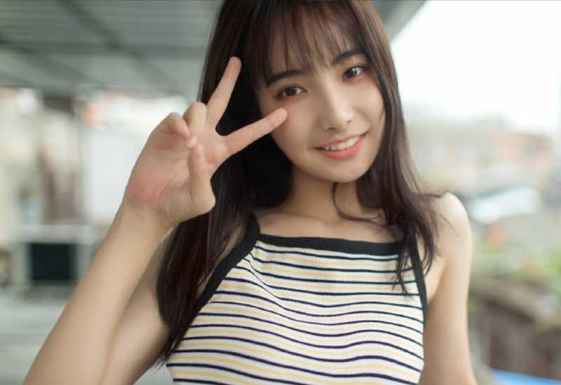 微笑女孩吊带长裙户外清新壁纸