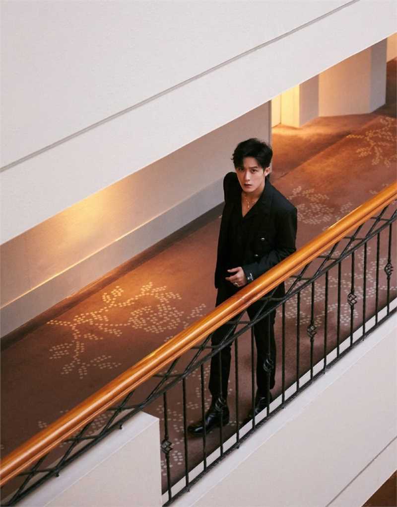 檀健次黑色西装时尚