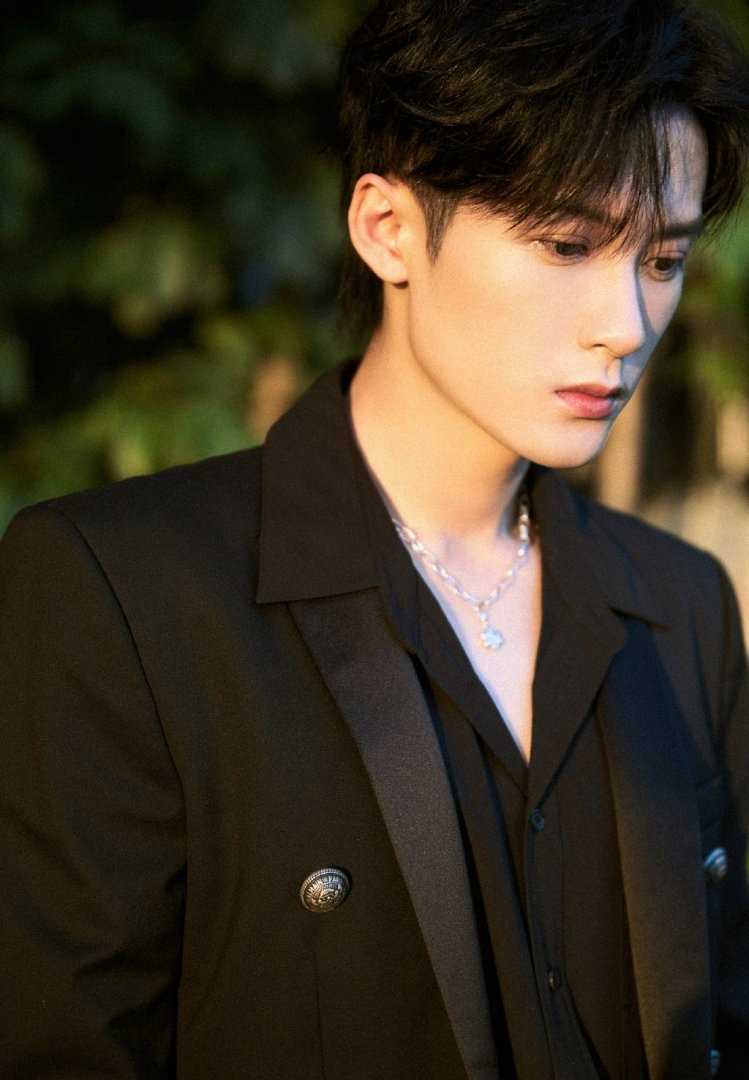 檀健次黑色西装时尚