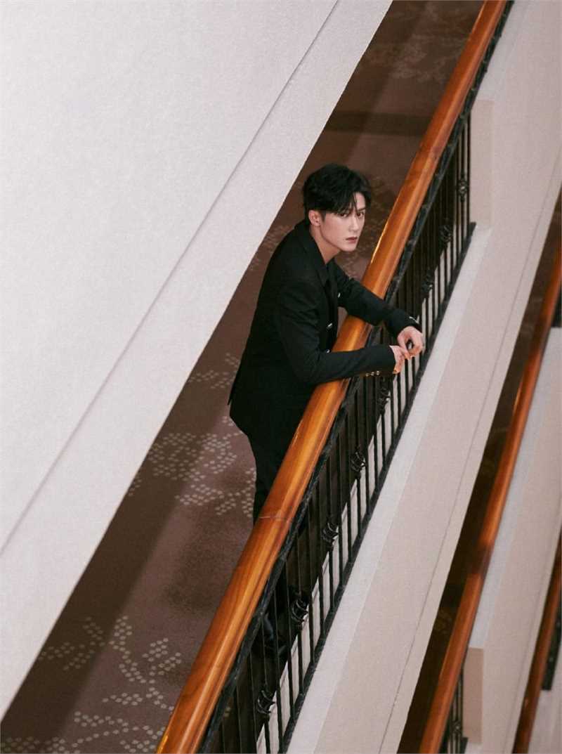 檀健次黑色西装时尚