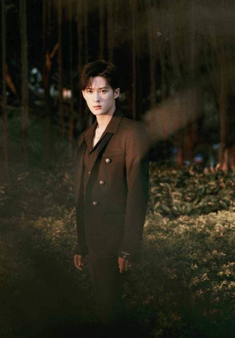 檀健次黑色西装时尚