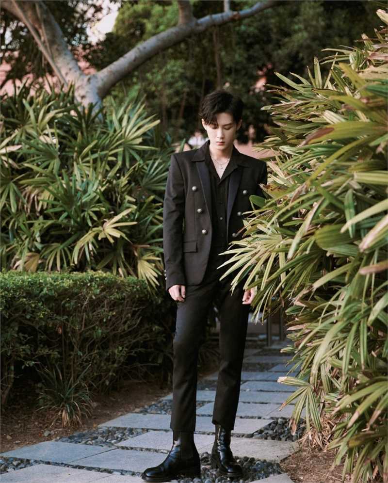 檀健次黑色西装时尚