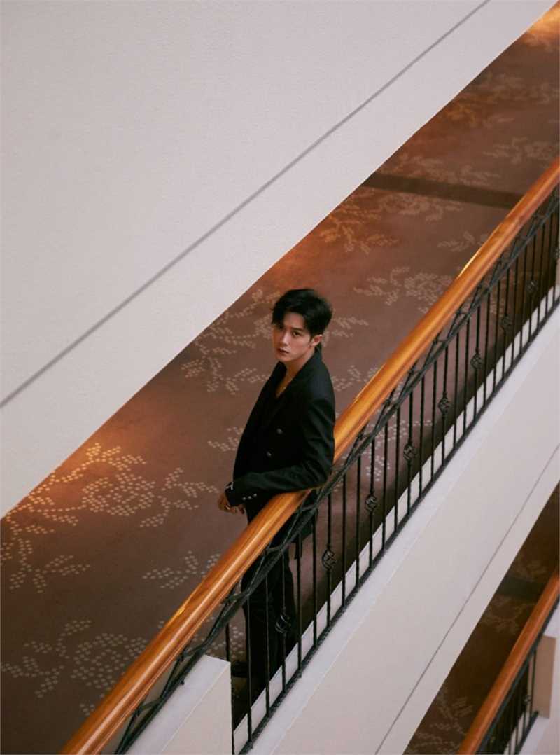 檀健次黑色西装时尚