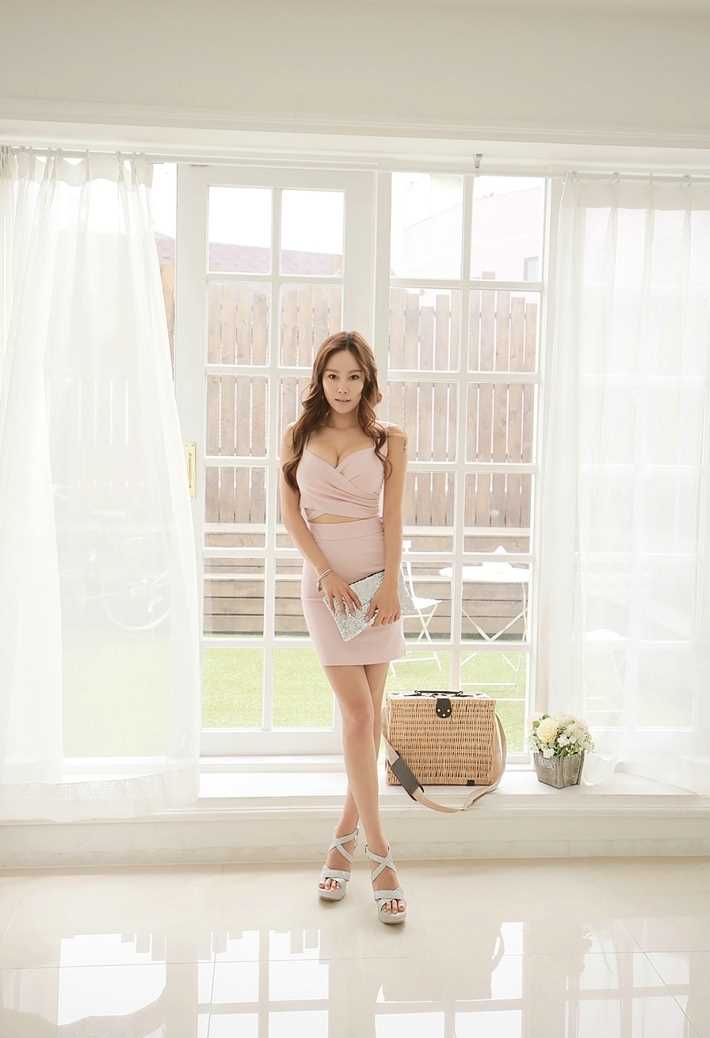 最全人气嫩模露肩短裙性感图片相册