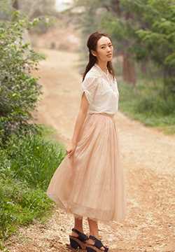 最新谭松韵抹胸花瓣裙甜美图片图集