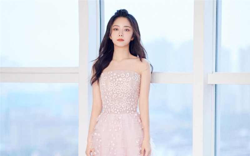 最新谭松韵抹胸花瓣裙甜美图片图集