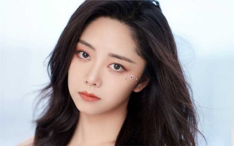 最新谭松韵抹胸花瓣裙甜美图片图集