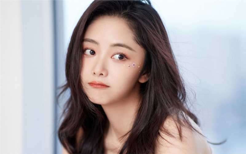 最新谭松韵抹胸花瓣裙甜美图片图集