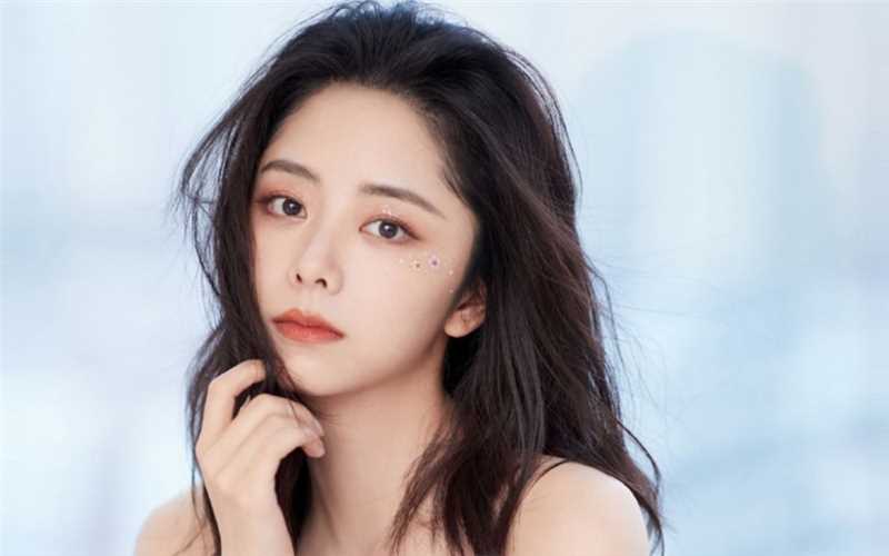 最新谭松韵抹胸花瓣裙甜美图片图集