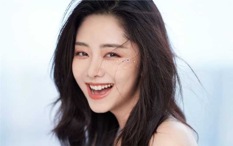 最新谭松韵抹胸花瓣裙甜美图片图集