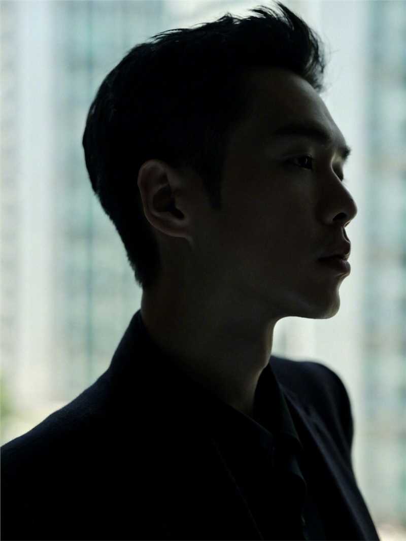 优质张若昀黑色西装朦胧感时尚大片相册