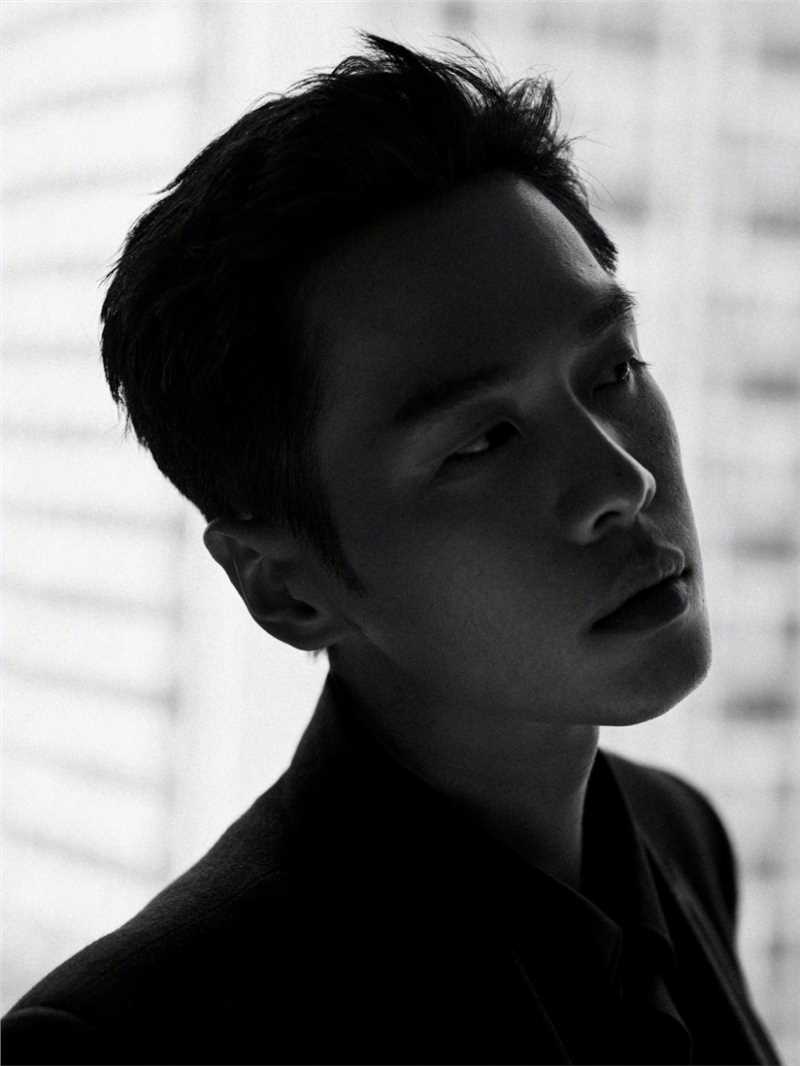 优质张若昀黑色西装朦胧感时尚大片相册