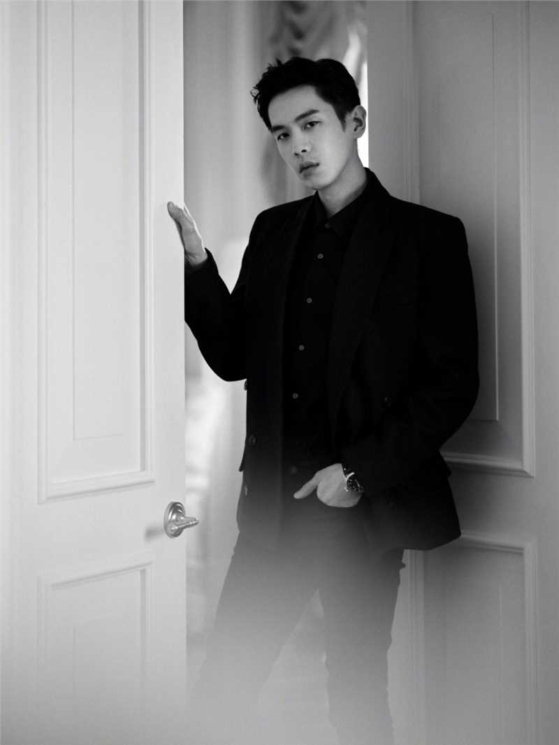 优质张若昀黑色西装朦胧感时尚大片相册