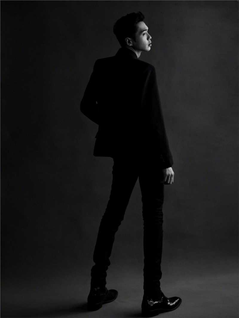 优质张若昀黑色西装朦胧感时尚大片相册
