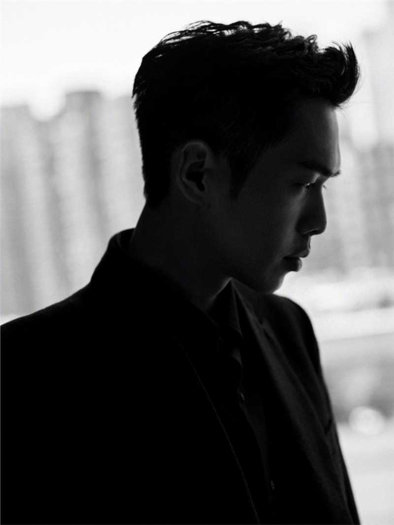 优质张若昀黑色西装朦胧感时尚大片相册