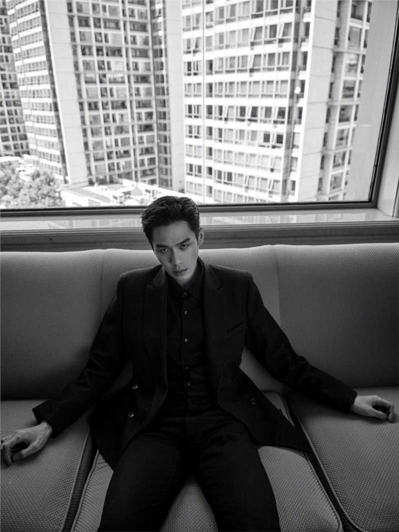 优质张若昀黑色西装朦胧感时尚大片相册