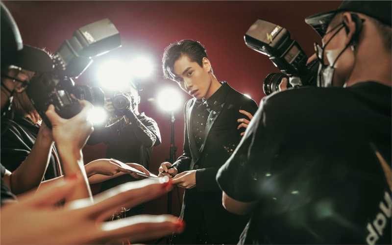 高清胡一天西装时尚杂志封面图片图集