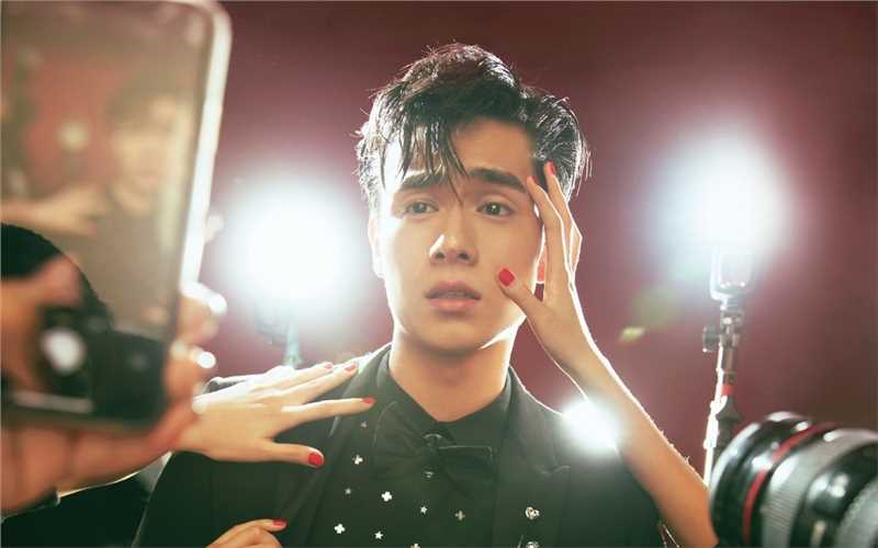 高清胡一天西装时尚杂志封面图片图集