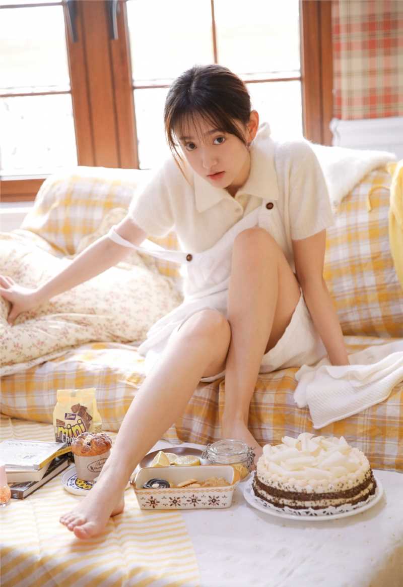 音乐少女白色背带裤甜美图片