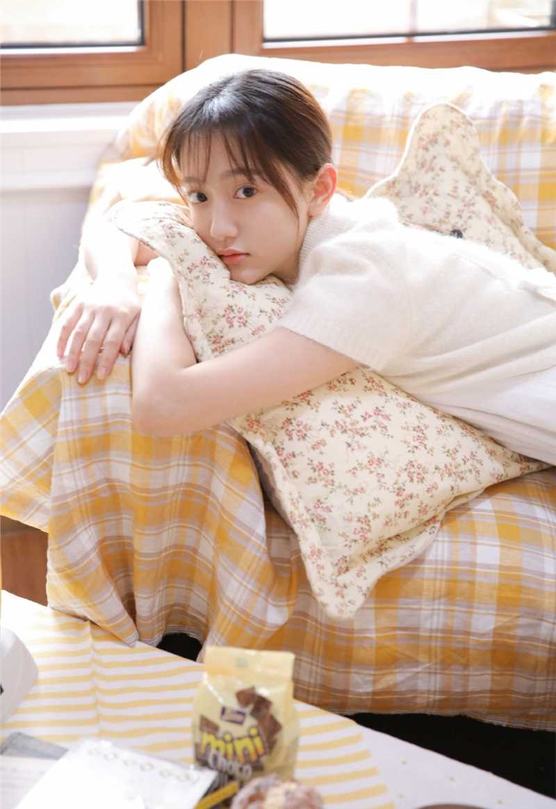 音乐少女白色背带裤甜美图片