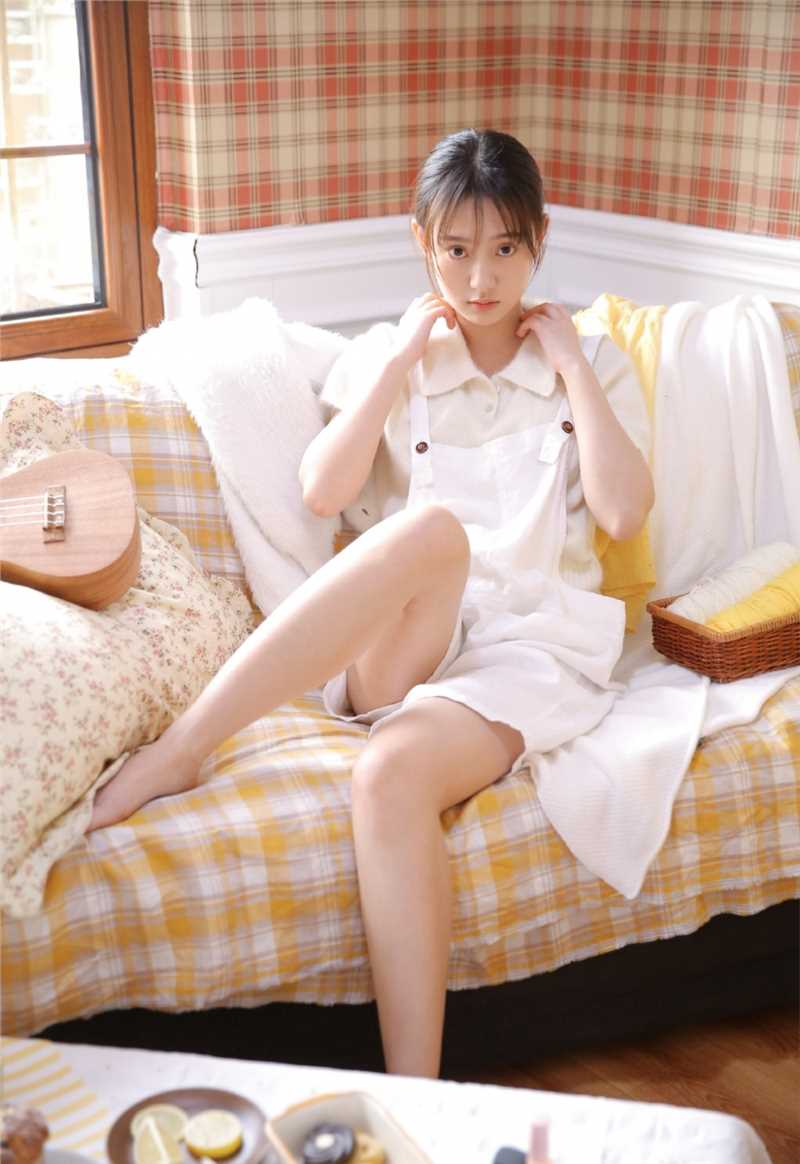 音乐少女白色背带裤甜美图片