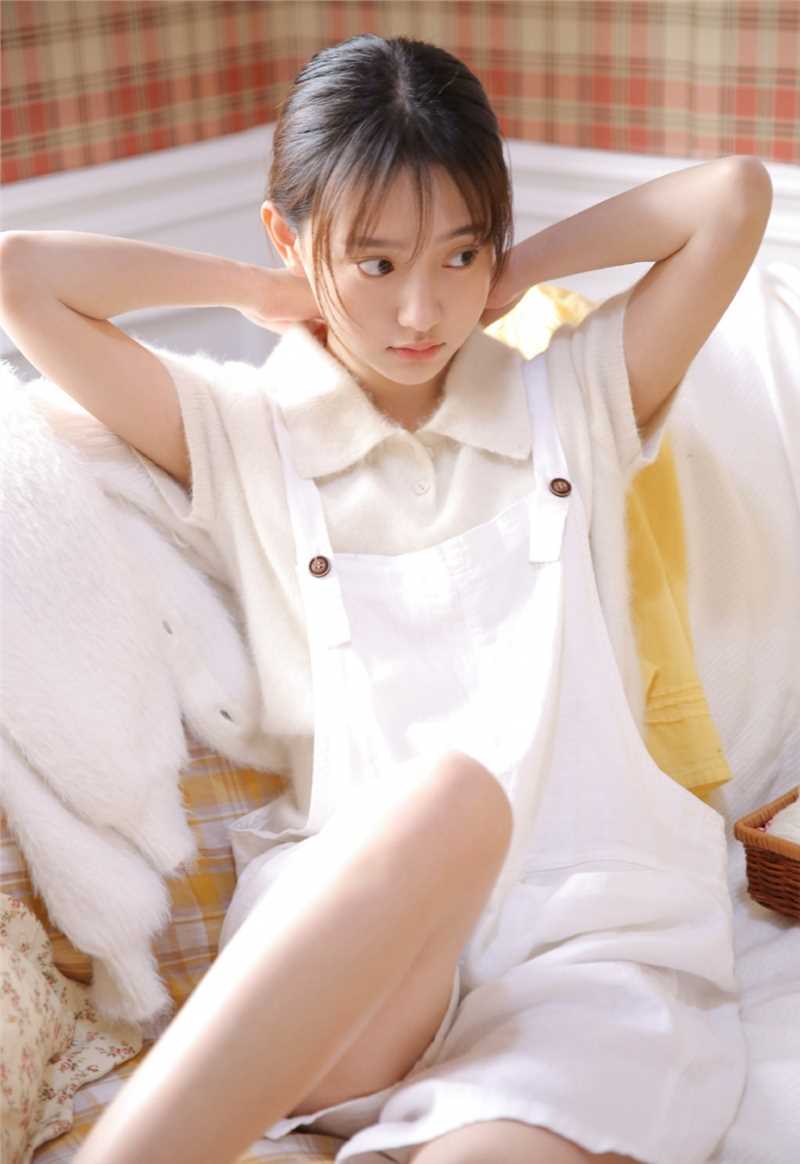 音乐少女白色背带裤甜美图片