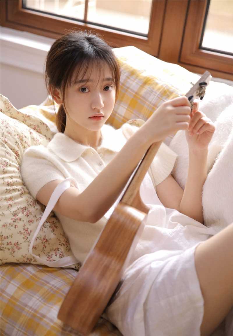 音乐少女白色背带裤甜美图片