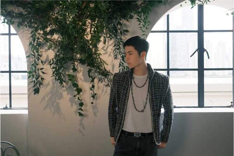 王一博香奈儿套装时尚图片