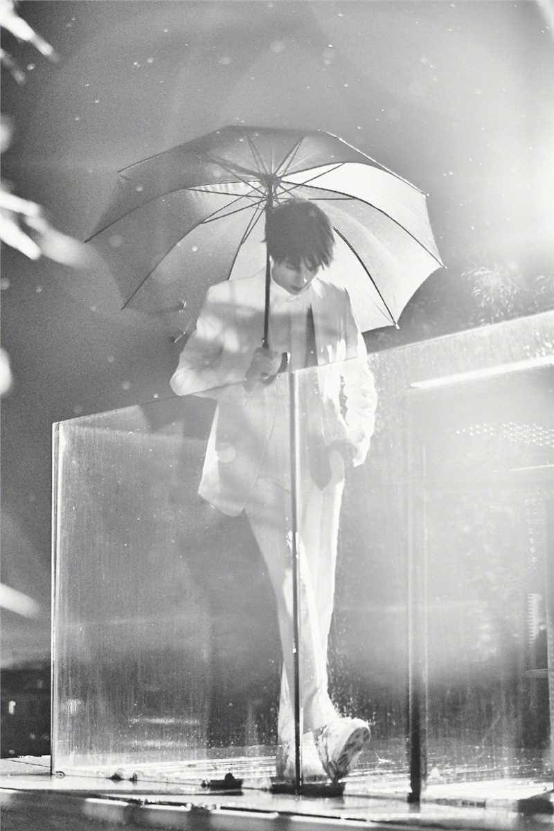 高清官鸿雨中撑伞黑白氛围时尚大片图册
