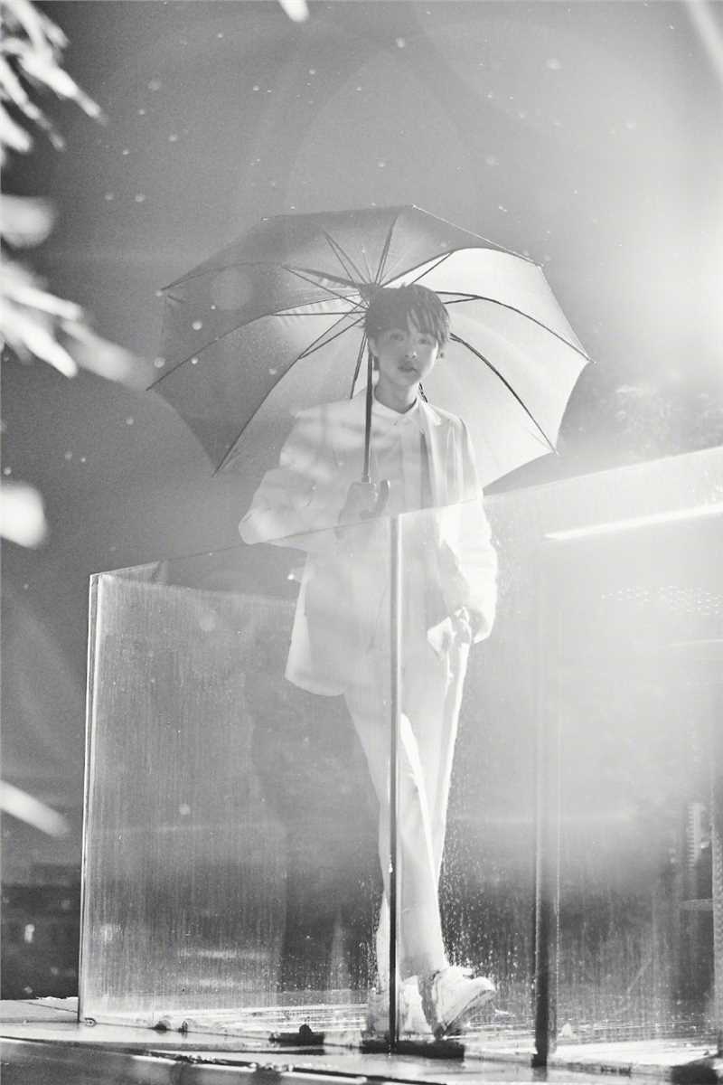 高清官鸿雨中撑伞黑白氛围时尚大片图册