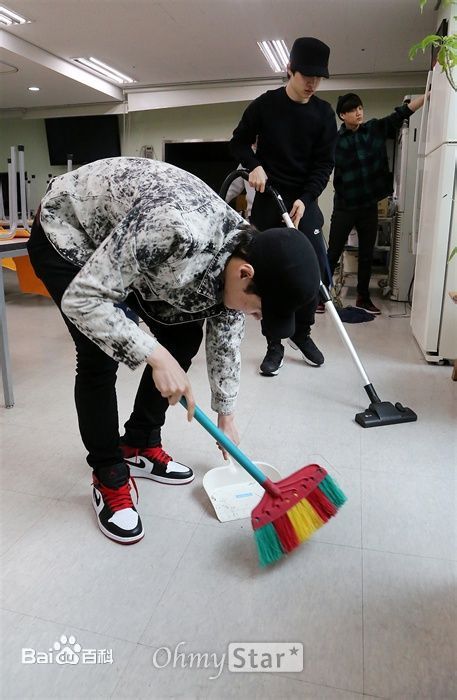 张艺兴(LAY，レイ)公益活动性感图片图集