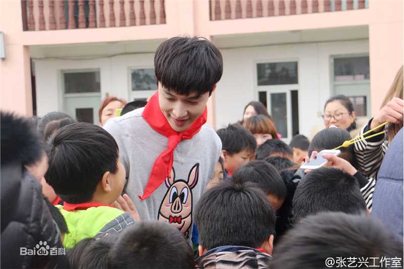 张艺兴(LAY，レイ)公益活动性感图片图集