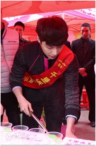 张艺兴(LAY，レイ)公益活动性感图片图集