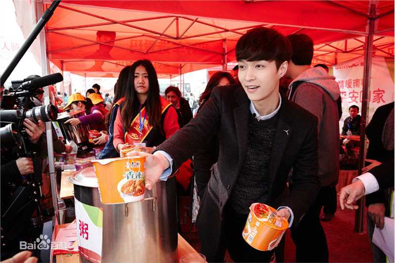 张艺兴(LAY，レイ)公益活动性感图片图集