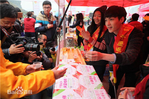 张艺兴(LAY，レイ)公益活动性感图片图集