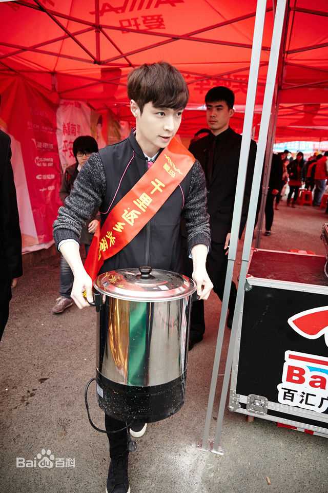 张艺兴(LAY，レイ)公益活动性感图片图集
