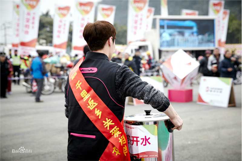 张艺兴(LAY，レイ)公益活动性感图片图集