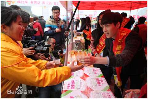 张艺兴(LAY，レイ)公益活动性感图片图集