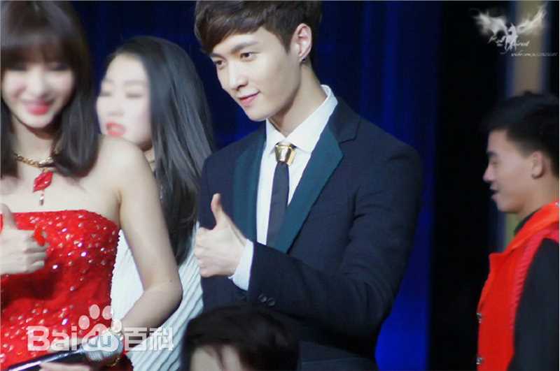 张艺兴(LAY，レイ)主持图集素颜照相册