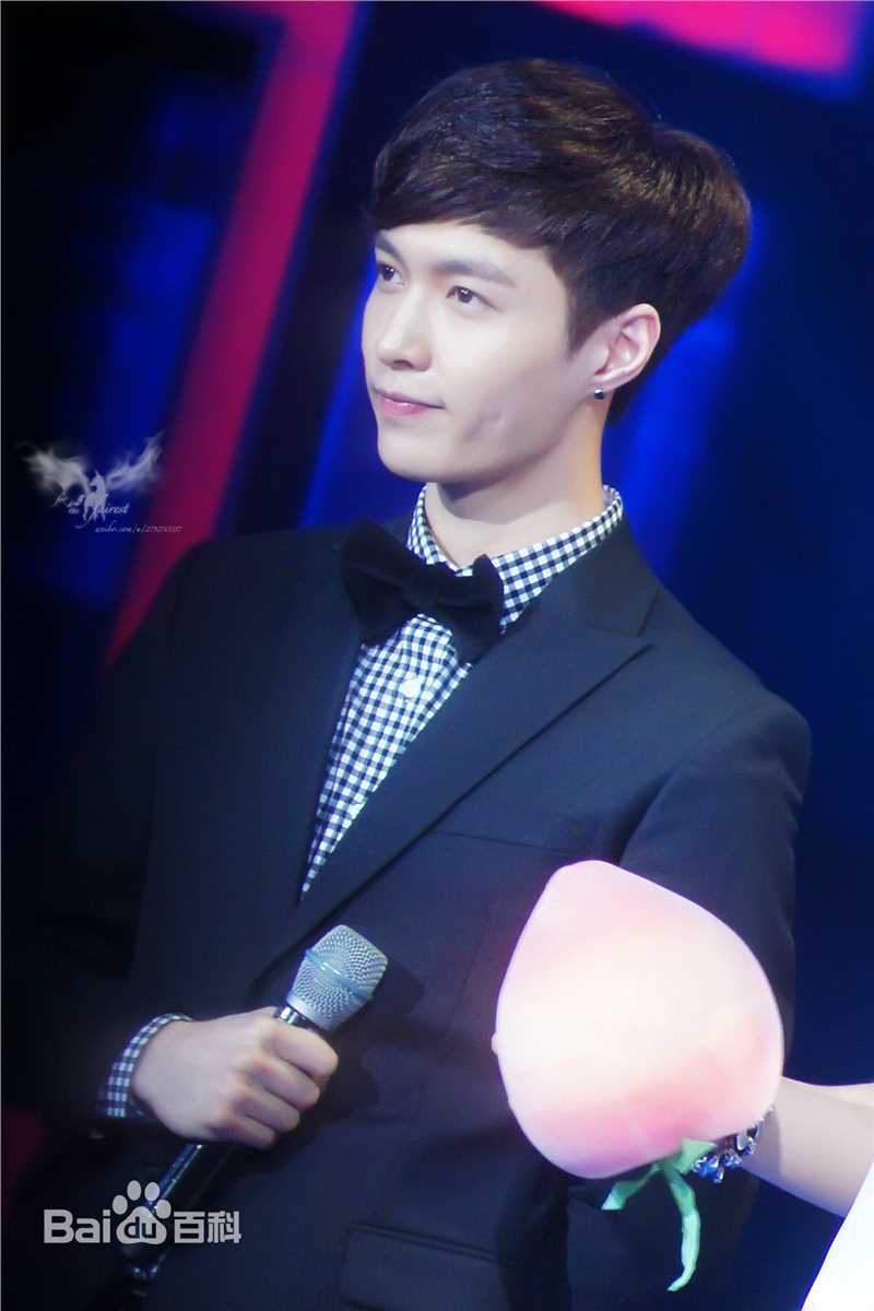 张艺兴(LAY，レイ)主持图集素颜照相册