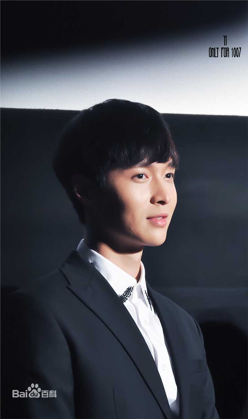 张艺兴(LAY，レイ)出席活动性感图片图集
