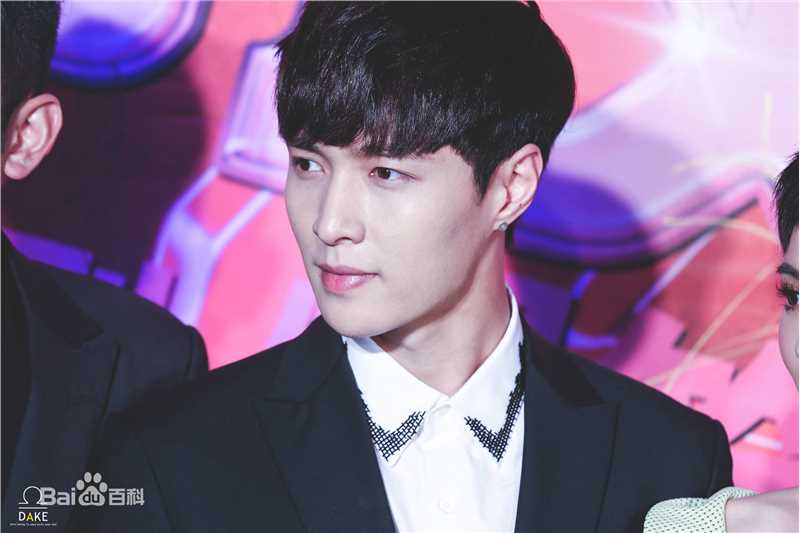 张艺兴(LAY，レイ)出席活动性感图片图集